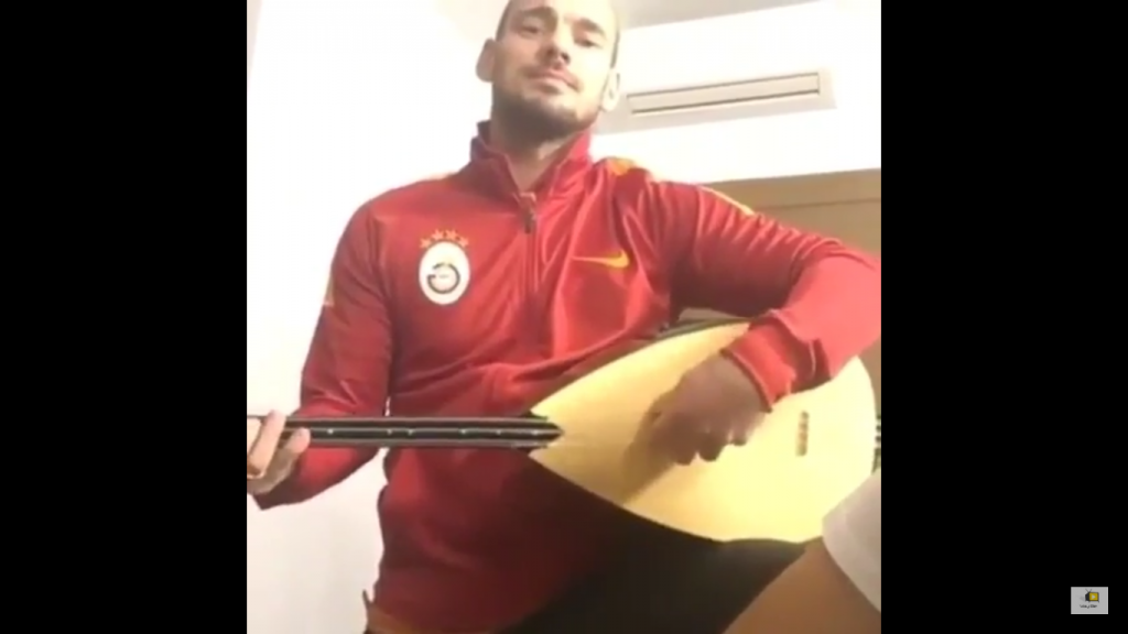 Wesley Sneijder Aldı Eline Bağlamayı ve Çalmaya Başladı (Videolu)